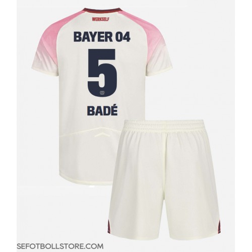 Bayer Leverkusen Loic Bade #5 Replika babykläder Bortaställ Barn 2025-26 Kortärmad (+ korta byxor)
